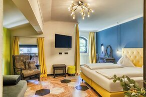 Boutique house happYellow