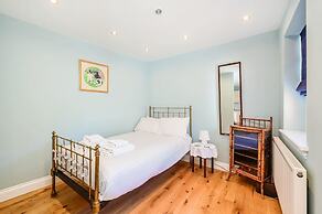 Host Stay Blue Bolthole on Vicarage Lane