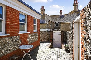 Host Stay Blue Bolthole on Vicarage Lane
