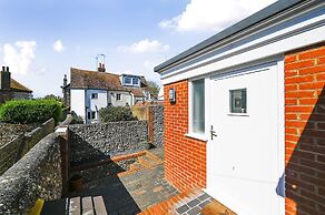 Host Stay Blue Bolthole on Vicarage Lane