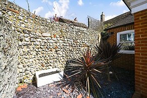 Host Stay Blue Bolthole on Vicarage Lane