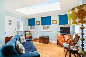 Host Stay Blue Bolthole on Vicarage Lane