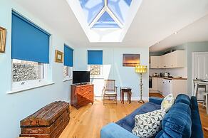 Host Stay Blue Bolthole on Vicarage Lane