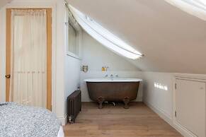 Host Stay The Walpole House