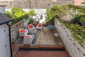 Host Stay Sunny Terrace on Robert Street