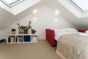 Host Stay Grove Townhouse