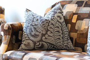 Host Stay Grove Townhouse