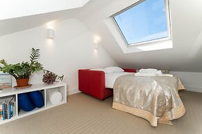 Host Stay Grove Townhouse