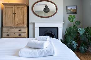 Host Stay Grove Townhouse