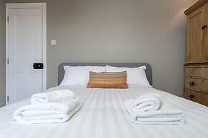 Host Stay Grove Townhouse