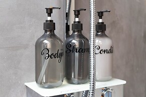 Host Stay Queens Maisonette