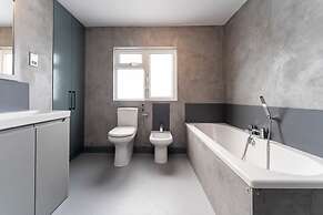 Host Stay Queens Maisonette