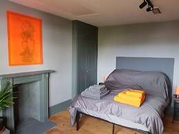 Host Stay Queens Maisonette