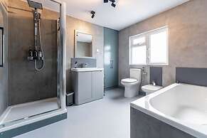 Host Stay Queens Maisonette