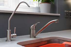 Host Stay Queens Maisonette