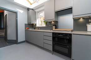 Host Stay Queens Maisonette