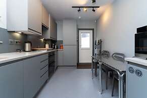 Host Stay Queens Maisonette