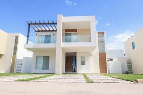 Family Home Near the Beach in Velamar