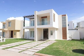 Family Home Near the Beach in Velamar