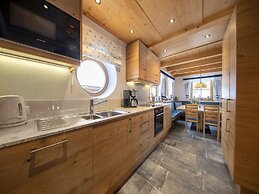 Deluxe Chalet With Pool in Konigsleiten