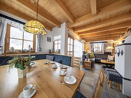 Deluxe Chalet With Pool in Konigsleiten