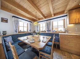 Deluxe Chalet With Pool in Konigsleiten