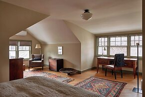 Old Ross House at Seminary Hill by Avantstay