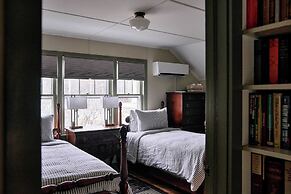 Old Ross House at Seminary Hill by Avantstay