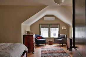 Old Ross House at Seminary Hill by Avantstay