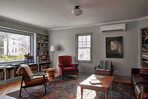 Old Ross House at Seminary Hill by Avantstay