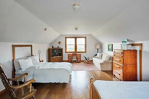 Mountain House & Cottage at Seminary Hill by Avantstay