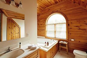 Mountain House & Cottage at Seminary Hill by Avantstay