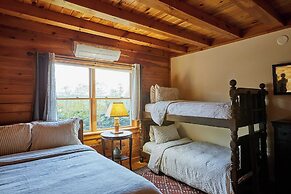 Mountain House & Cottage at Seminary Hill by Avantstay