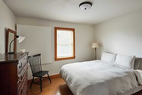 Mountain House & Cottage at Seminary Hill by Avantstay