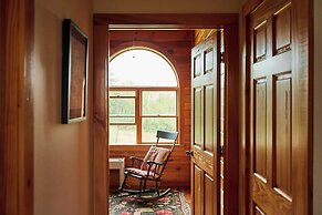 Mountain House & Cottage at Seminary Hill by Avantstay