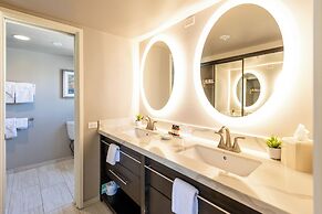 Waikiki Beach Tower by Tropical Escapes