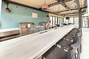 Waikiki Beach Tower by Tropical Escapes