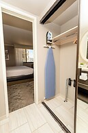 Waikiki Beach Tower by Tropical Escapes