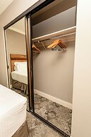 Waikiki Beach Tower by Tropical Escapes