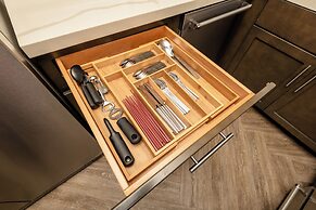 Waikiki Beach Tower by Tropical Escapes