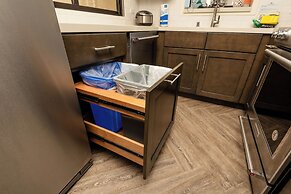 Waikiki Beach Tower by Tropical Escapes