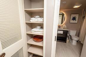 Waikiki Beach Tower by Tropical Escapes