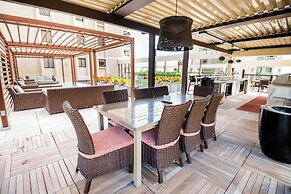 Waikiki Beach Tower by Tropical Escapes