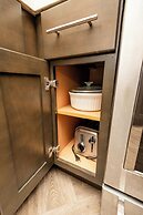 Waikiki Beach Tower by Tropical Escapes