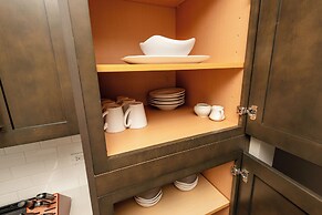 Waikiki Beach Tower by Tropical Escapes