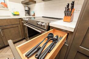 Waikiki Beach Tower by Tropical Escapes