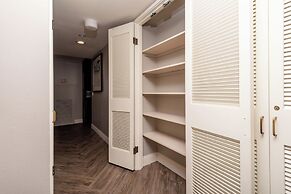 Waikiki Beach Tower by Tropical Escapes