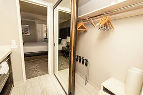 Waikiki Beach Tower by Tropical Escapes