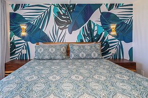 Hip Hawaiian Seaside Vistas