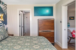 Hip Hawaiian Seaside Vistas